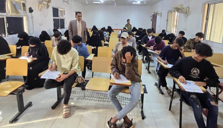 كلية اللغات والترجمة بجامعة عدن تختتم امتحانات الدور الثاني للفصل الأول